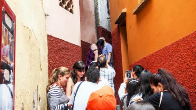 另一對情侶站在紅色的台階上接吻，期望他們的愛情天長地久。（圖片來源：Nathaniel Janowitz)