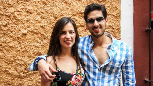 亞歷杭德羅和寶琳娜來到小巷，享受了一個特別的生日之吻。（圖片來源：Nathaniel Janowitz)