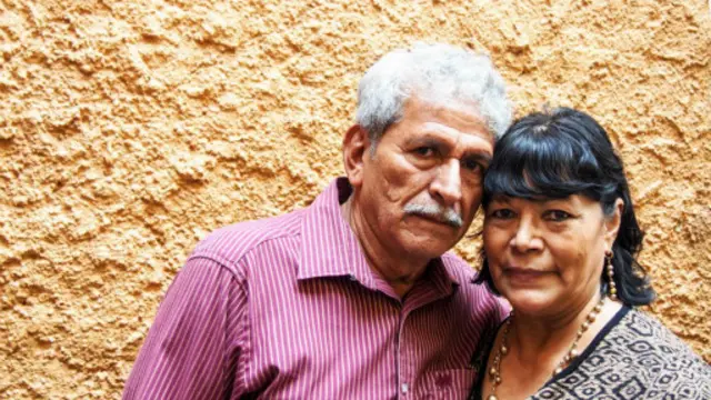 已經結婚 43 年的羅薩里奧和瑪麗亞也來到石階上接吻。（圖片來源：Nathaniel Janowitz)