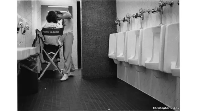 Мик Джаггер за кулисами, фото Кристофера Сайкса