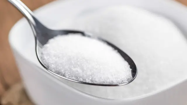 Reducir los niveles de azúcar en la sangre es una medida esencial.