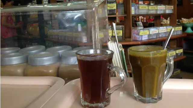 Jamu di kedai Bukti Mentjos yang akan disajikan dengan jahe untuk mengurangi pahit.