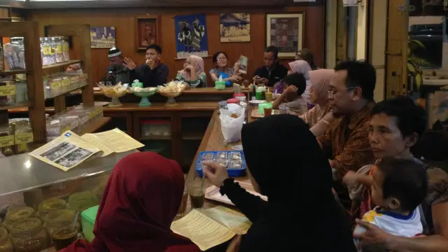 Kedai Jamu Bukti Mentjos yang ramai oleh pengunjung.