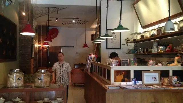 Interior kedai jamu Suwe Ora Jamu yang ditata seperti rumah.