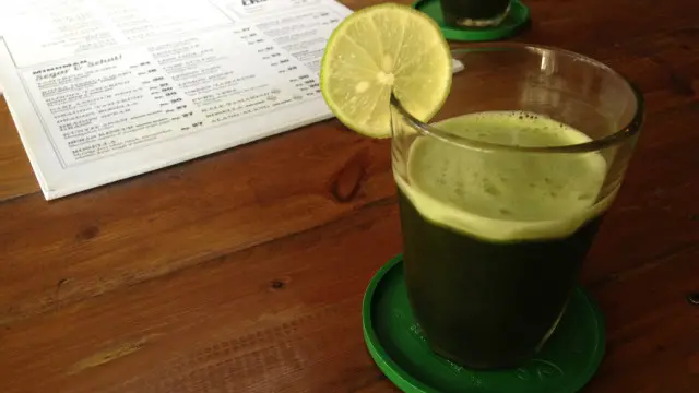 Minuman kreasi Suwe Ora Jamu yang mencampurkan sawi dan kunyit asam.