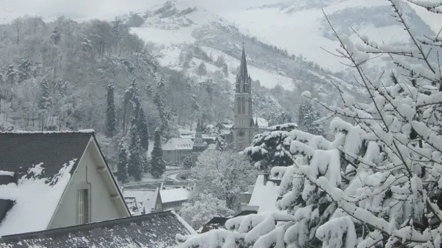 Лурд в снегу