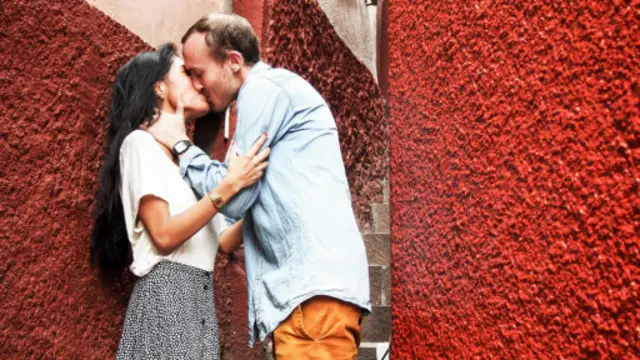 納撒尼爾和女友接了長長的一吻。（圖片來源：Nathaniel Janowitz)