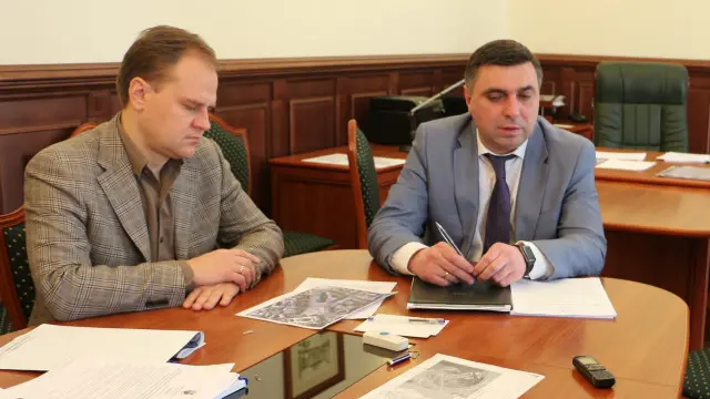 Директор департаменту земельних ресурсів КМДА Олексій Поліщук, заступник голови КМДА Олександр Спасибко. Чиновники запевняють, що у разі будівництва земля залишиться у власності громади і не буде приватизована.