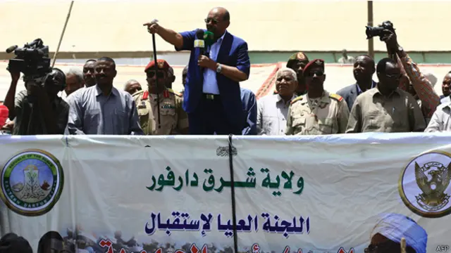 قال البشير إن الجماهير الغفيرة التي استقبلته خلال زيارته مؤخرا لدارفور هي خير دليل على انه لم يظلم سكان الإقليم وأنهم يحبونه