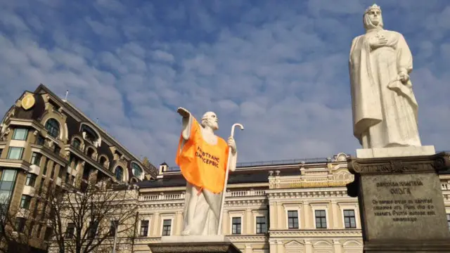 1 квітня міські активісти влаштували акцію проти перетворення площі на парковку. Там відкрили "Свято-Михайлівський паркінг і автоцентр"