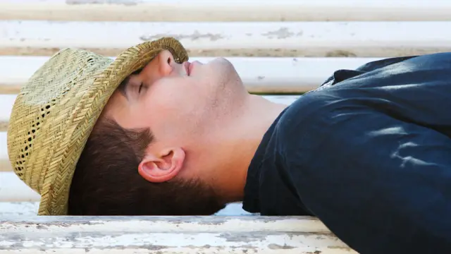 Son pocos los trabajadores que tienen tiempo de hacer la siesta en España.