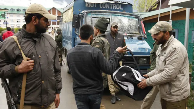 آج ہونے والی کشیدگی کی وجہ دوسری شہروں میں رہنے والے وہ طالب علم بنے جو عدم تحفظ کی بنا پر یونیورسٹی سے باہر نکالنا چاہتے تھے۔