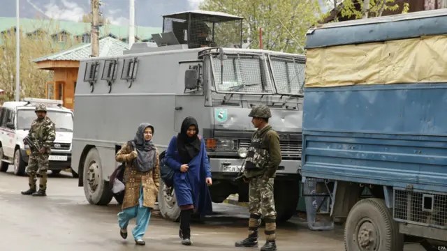 پولیس نے مظاہرین کو منتشر کرنے کےلیے لاٹھی چارج کیا جس میں کئی طالبِ علم زخمی بھی ہے۔