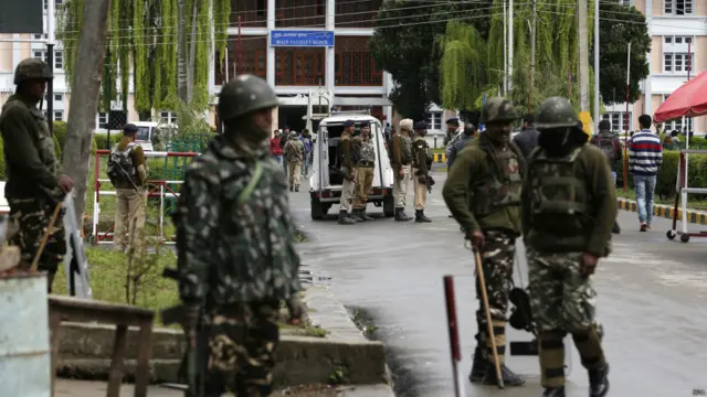 جموں کشمیر کے سابق وزیر اعلیٰ عمر عبداللہ نے ٹویٹ کی کہ اس معاملے کو طریقے سے نمٹانا چاہیے۔