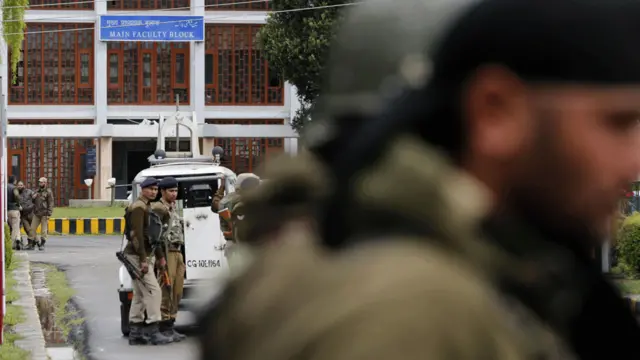 انھوں نے کہا کہ اس معاملے کو ریاستی سطح پر نمٹانا ہوگا اور ایسا لگتا ہے کہ مرکزی حکومت کو وزیراعلیٰ پر اعتماد نہیں ہے۔