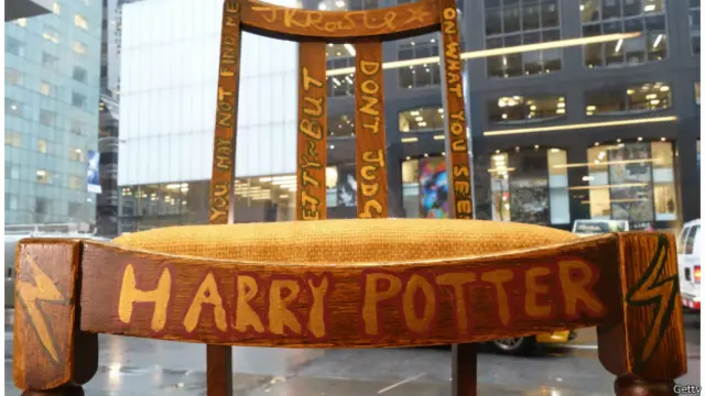 Ada berbagai tulisan dan lukisan karya JK Rowling pada kursi yang dilelang.