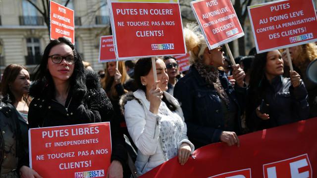 在法國議會前抗議的性工作者。