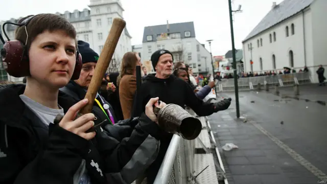 示威者在冰岛首都雷克雅未克的议会大楼前抗议