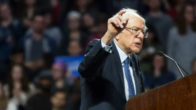 سینڈرز نے ہلیری کلنٹن پر کئی بار اس بات کے لیے بھی نکتہ چینی کی کہ ان کے وال سٹریٹ سے مالی روابط رہے ہیں