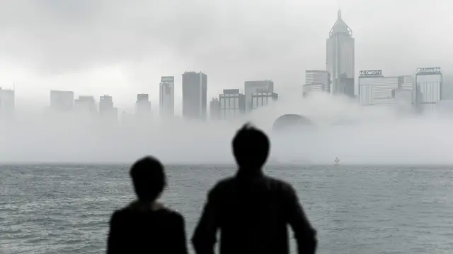 從九龍隔維多利亞港眺望被大霧籠罩的香港島北岸（9/3/2016）