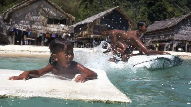Anak-anak Moken bermain di laut.