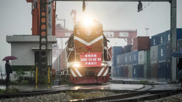 “汉新欧”班列于武汉吴家山铁路中心开出