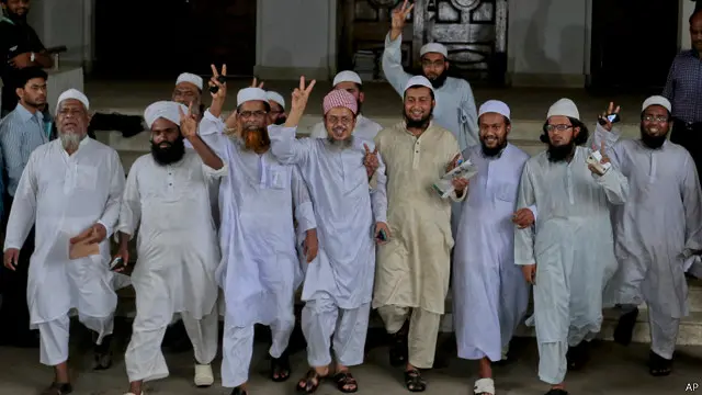 د تېر مارچ پر ۲۸مه، د بنګلدېش مذهبي مشرانو او اسلامي ډلو ډاکه کې د هغې غوښتنې پرضد لاریون وکړ، چې اسلام دې د هېواد رسمي دین نه وي. 