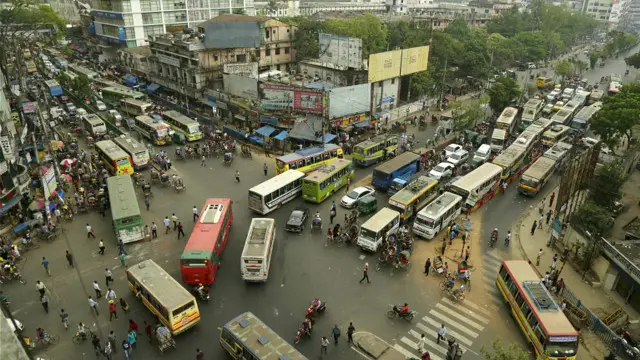 پولیس وايي، نظام الدین صمد د چارشنبې په ماښام په یوه ګڼه ګوڼه کې په چړو وهل شوی او بیا په ډزو وژل شوی دی.