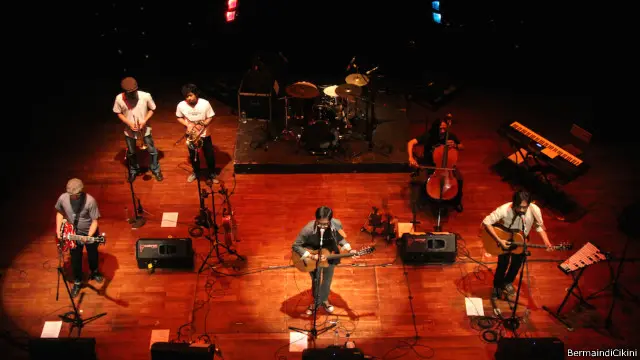 Dengan dukungan sejumlah musisi, Silampukau menampilkan bunyi-bunyian yang berbeda.