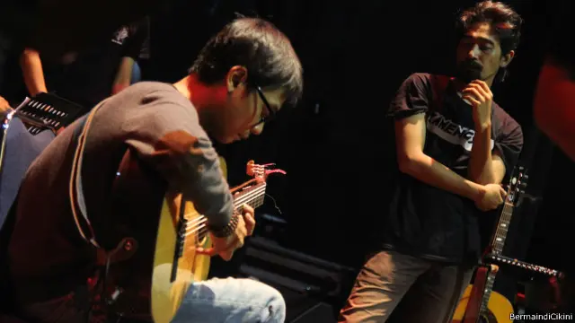 Duo Kharis Junandharu dan Eki Tresnowening menekuni genre folk, di tengah tren pop dan rock yang mendominasi musik Indonesia.