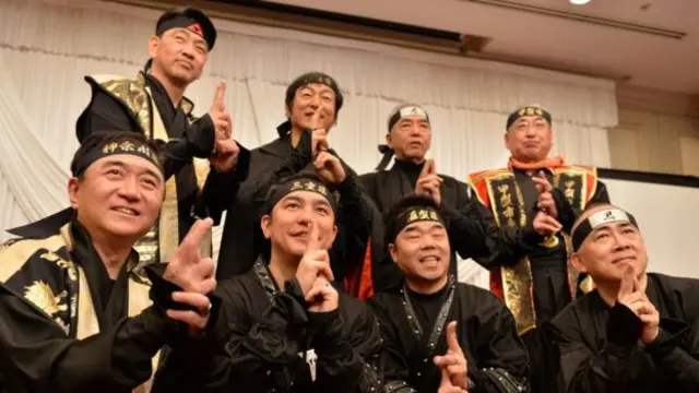 三重縣知事和市長脫掉西裝，換上忍者的傳統服裝，為旅遊宣傳造勢