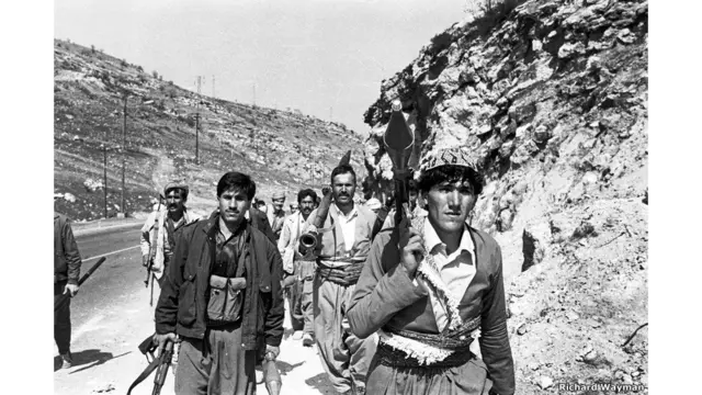 ABŞ-ın başçılıq etdiyi koalisiya tərəfindən Səddam Hüseynin rəhbərlik etdiyi İraqa qarşı keçirilmiş və bir aydan çox davam etmiş intensiv hava zərbələri və qısa müddətli quru hücumunun ardından 1991-ci ildə Körfəz Müharibəsi başa çatdı. Bundan bir il əvvəl Küveyti İraqın işğalından azad etmək cəhdinə baxmayaraq Səddam hakimiyyətdə qalır və acığını kürd və şiə icmalarından çıxmağa başlayır.