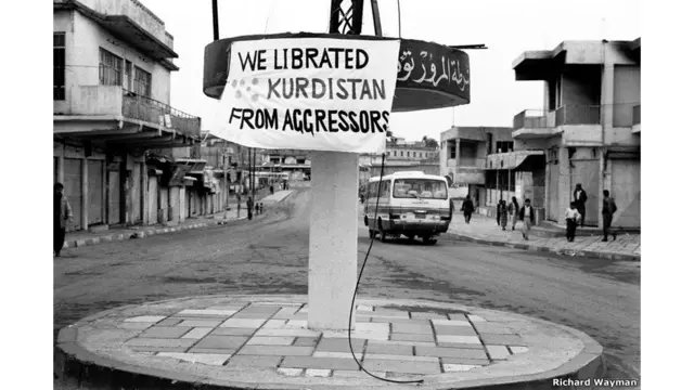 1980-ci illərdə İraq və Türkiyədəki bir çox kürd qrupları ilə əməkdaşlıq etmiş fotoqrafçı Richard Wayman yenidən ora getməyə qərar verir. Burada o, 1991-ci il üsyanını xatırlatmağa çalışır. "Mən müstəqil jurnalist idim və mümkün qədər tez Londondan İraq Kürdüstanına getməyə hazırlaşırdım".