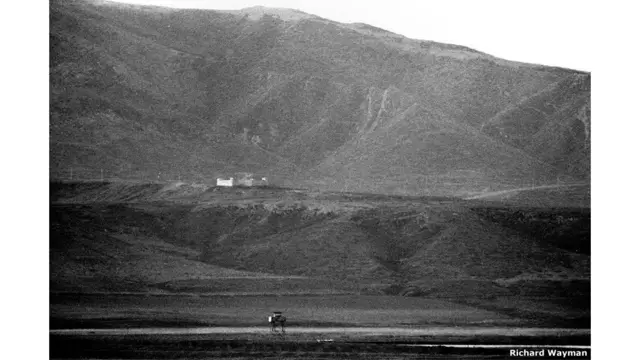 "Türkiyə ordusu sərhədini bağlayır və jurnalistlər sərhəd şəhəri olan Cizrədə gözləməli olurlar. Sərhədi qanuni yolla keçməyə çalışdığımız bir neçə gündən sonra mən Almaniyanın ZDF TV-dən olan cütlüklə birləşərək sərhədə daha yaxın olan Silopiyə gedə bildik. Bir neçə türk sərhəd nəzarətçisi ilə dostlaşdıqdan sonra biz Xabur Çayını keçmək üçün razılıq aldıq".