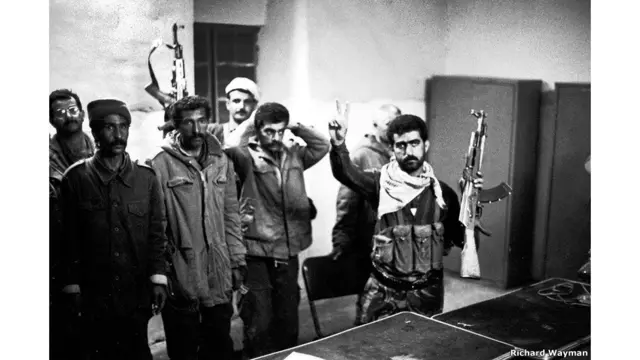 "Gecədən keçmiş biz avtomobillə soyuq suya daxil olduq. Çayın İraqdakı sahilindəki silsilənin üzərində dayanan qalanı görmək mümkün idi. Növbəti gün səhər bir qrup iraqlı kürd peşmərgə bizi minalanmış ərazidən keçirərək təhlükəsiz zonaya çıxardı.
Kürdlər təzəlikcə neftlə zəngin Kərkük şəhərini Səddam Hüseynin qüvvələrindən almışdılar. Lakin onlar üçün vəziyyət çox sürətlə dəyişməyə başlayır. Bir neçə günün ərzində rejimə loyal olanlar yenidən qruplaşaraq şəhərləri ələ keçirməyə başlayır. Onlara elitlərə məxsus tankların yarısı və siyasi mötəbər Respublikanın Zaminləri adlandırılan polisin Səddamın Küveytdə yaratdığı "ana döyüşlərdən" yayınması faktı da yardım etmişdi.
