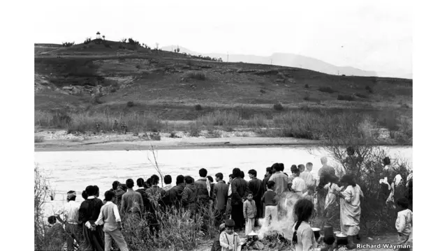Kürd qüvvələri mülki şəxslərin İraqi Kürdüstandan Türkiyə və İrana köçməsinə yardımçı olmaq üçün Respublikanın Zaminlərinə qarşı döyuşməyi bir az gecikdirmişdi, hərçənd bu, onların rejimin super silahları ilə əzilməsinə səbəb oldu. "Mən qaçqınlarla birgə iki gün ərazində Türkiyə sərhədinə tərəf qaçdım. Kürdlər, 1988-ci ildəki kimi Səddamın adamlarının kimyəvi silah istifadə edəcəyindən vahimələnmişdi.