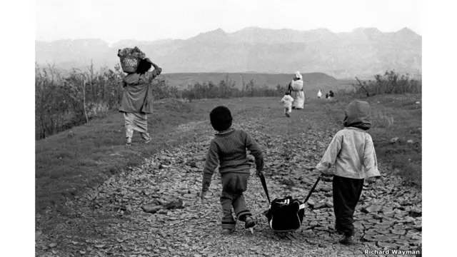 "Növbəti azad kürd arzusunun qarşısı alındı. Bir milyondan çox kürd qaçqınları Türkiyə və İran sərhədlərinə səpələndi. Çoxları İraq tərəfdə koalisiya qüvvələri tərəfindən təhlükəsiz yerlərə yerləşdirilməzdən öncə dağlarda vəfat etdi." Bütün fotolar Richard Waymana aiddir.