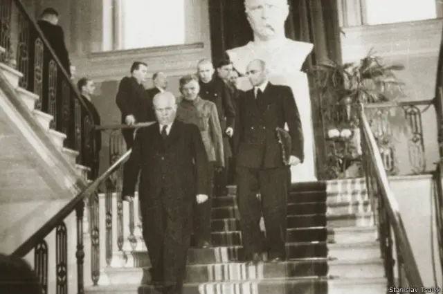 Керівництво УРСР на відкритті Музею Т. Шевченка в Києві 1949 року. Перший на сходах - Микита Хрущов, за ним у світлій сталінці - Терентій Трохимович Шевченко, внучатий племінник Кобзаря, праворуч від нього, в окулярах - Микола Мацапура, директор музею