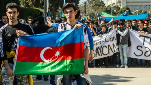 Бакуда "Қорабоғ бизники" шиори остида намойишлар бўлиб ўтди.