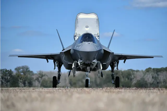 سو بن نے غیر قانونی طور پر ان امریکی ایئر کرافٹ کے ڈیزائن تک رسائي اور اسے چوری کرنے میں چینی فوج کے ہیکرز کی مدد کی