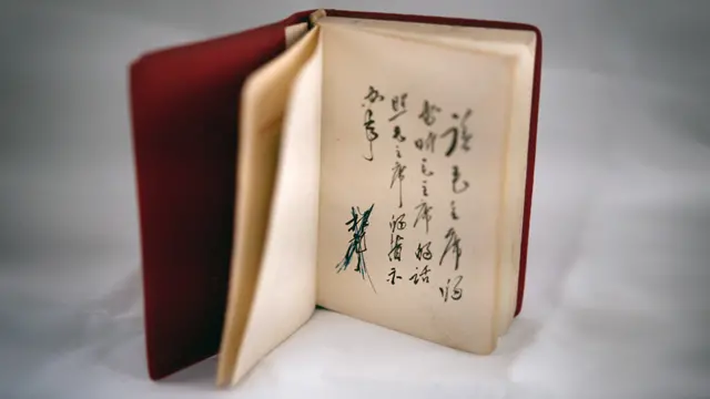 Người ta ước tính là từ năm 1964 tới 1976, hơn 5 tỷ bản Mao Tuyển đã được in ra với hơn 40 thứ tiếng, và đây là ấn phẩm thịnh hành thứ hai trên thế giới sau Kinh Thánh. 
Nguyên soái Lâm Bưu đóng vai trò chủ chốt trong việc quảng bá cho Mao Tuyển như một cách thức để thực hiện chính tham vọng của mình. 
Mao Tuyển có lời tựa do Lâm Bưu viết và ông cũng thường được thấy tay cầm cuốn sách đỏ vẫy trước các cuộc mit-tinh tuần hành. Sau khi ông bị truất quyền năm 1971, nhiều người đã gạch bỏ tên Lâm Bưu ra khỏi Mao Tuyển để tỏ thái độ trung thành của mình.