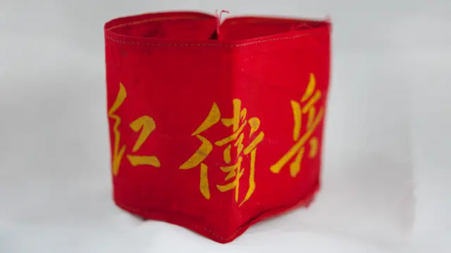 Đây là băng đỏ của tổ chức thanh niên thường được gọi là Hồng Vệ Binh. Tổ chức này được thành lập lúc đầu là ở các trường trung học và đại học ở Bắc Kinh vào mùa hè năm 1966 và sau đó nhanh chóng lan ra cả nước. Hồng Vệ Binh tự coi mình là những người bảo vệ Chủ tịch Mao và những người vô sản và là chiến sĩ chống lại tư sản.