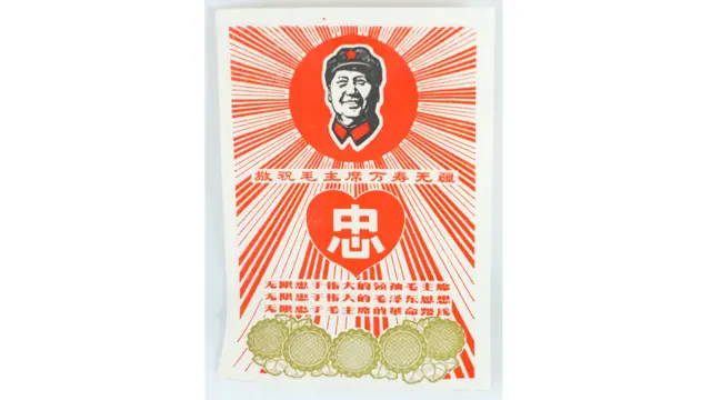 Tinh thần sùng bái Mao còn vượt ra ngoài việc đeo huy hiệu và cầm Mao Tuyển. Trong các gia đình, lớp học, phòng họp, công sở và nhà máy là những tờ áp phích tuyên truyền, in hình Mao ở chính giữa. Dòng chữ bên dưới tấm áp phích này là: Kính chúc Chủ tịch Mao sống lâu.
