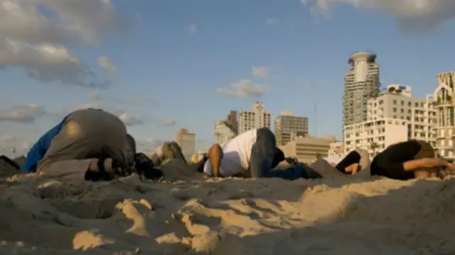 不要怀疑:我们宁肯一头扎进沙子里,也不愿听取质疑我们信念的证据,即便这些证据非常确凿(图片来源:Getty Images)