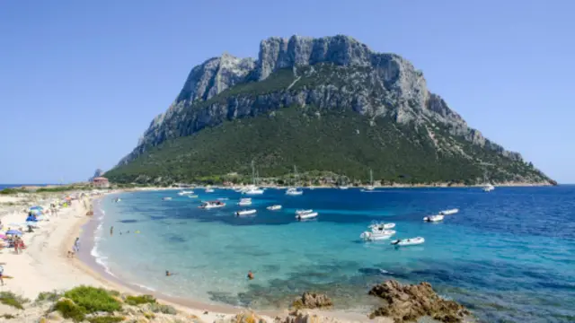 塔沃拉腊的石灰岩堆高565米。(图片来源:艾略特·斯坦)