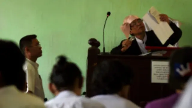 အရင်အစိုးရ လက်ထက်က ဖမ်းဆီးခံရပြီးအမှုရင်ဆိုင်နေရသူ ရာနဲ့ ချီ ရှိနေ