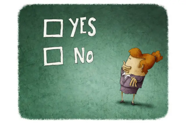 Женщина перед доской с да и нет