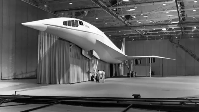 Mẫu Lockheed L-2000 là một trong hai thiết kế được chọn để thử nghiệm 