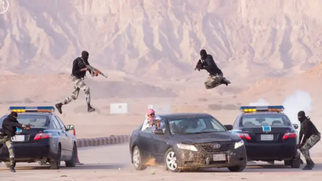 Suudi Arabistan özel kuvvetleri bir terörle mücadele operasyonunun tatbikatını gerçekleştirdi.