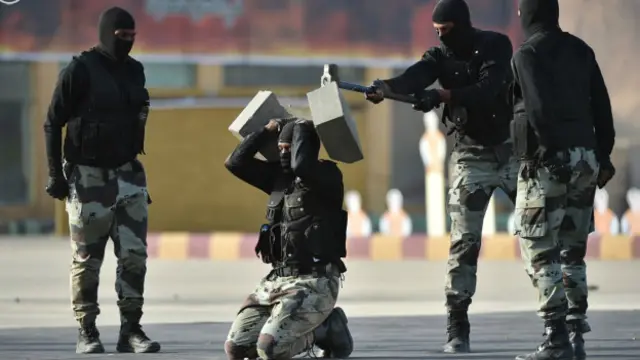 Suudi özel kuvvetleri üyelerinin, kafalarının üzerine koyduğu beton bloklar balyozlarla kırıldı.